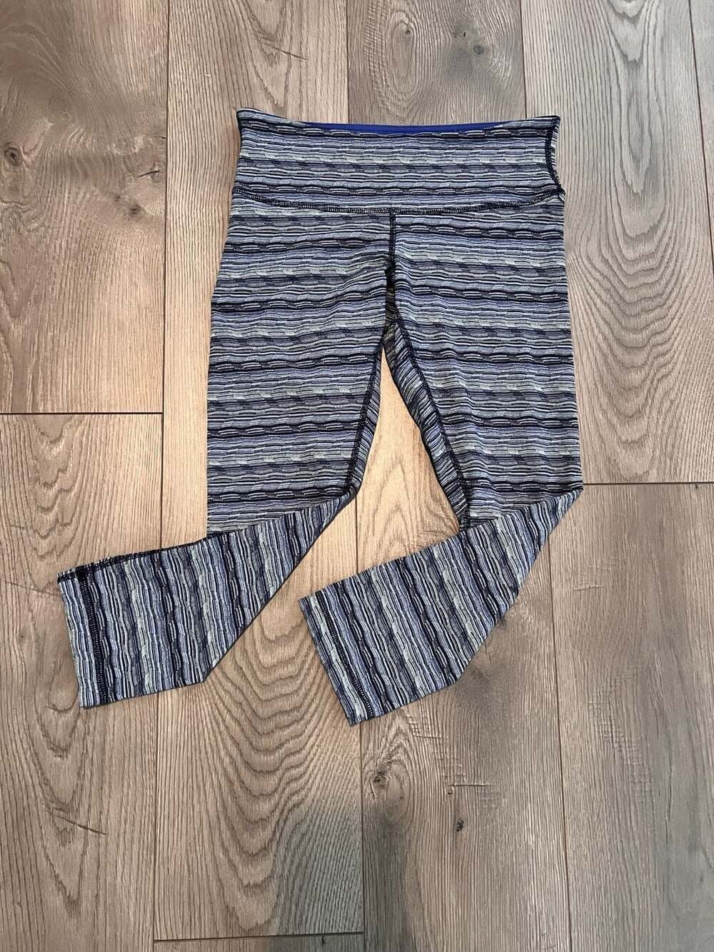 Lululemon Size 6 Striped Cropped Leggings